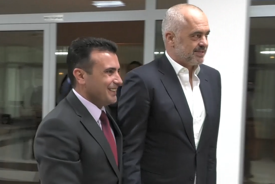 Zoran Zaev ka një mesazh për opozitën: Përvoja na dëshmoi, se dialogu mes pushtetit dhe opozitës, siguron rrugën para për shtetin! Zoran Zaev ka një mesazh për opozitën: Përvoja na dëshmoi, se dialogu mes pushtetit dhe opozitës, siguron rrugën para për shtetin!