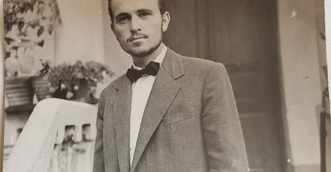 Ish-kryeministri demokrat mbush sot 80 vjeç, gazetari i njohur e uron me një foto të rrallë, kur Meksi 22 vjeç, mbante papion, mjekër dhe “mustak”…. Ish-kryeministri demokrat mbush sot 80 vjeç, gazetari i njohur e uron me një foto të rrallë, kur Meksi 22 vjeç, mbante papion, mjekër dhe “mustak”….