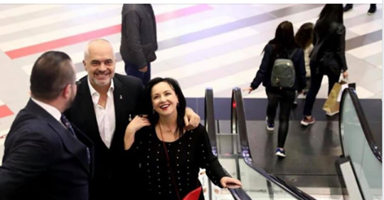 Kryeministri Rama poston foton me bashkëshorten: Ja çfarë shkruan!