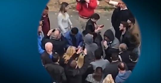 Çfarë merr në shkëmbim protestuesi që spërkati me bojë Ministrinë e Brendshme? (VIDEO) Çfarë merr në shkëmbim protestuesi që spërkati me bojë Ministrinë e Brendshme? (VIDEO)