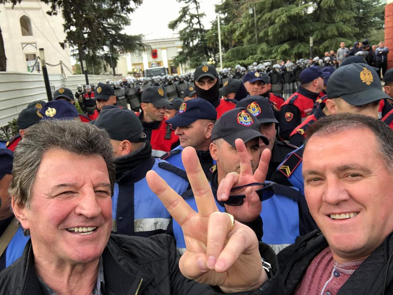 Protesta/ Babai i “Stresit” njëherësh ish-shoqërues i Berishës, shfaqet duke shtyrë në mes të turmës Protesta/ Babai i “Stresit” njëherësh ish-shoqërues i Berishës, shfaqet duke shtyrë në mes të turmës