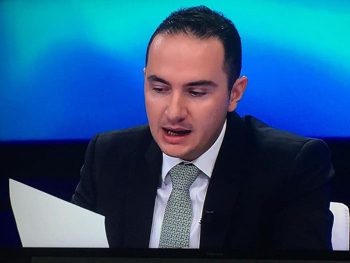 Artan Hoxha tallet me Ervin Salianjin Artan Hoxha tallet me Ervin Salianjin