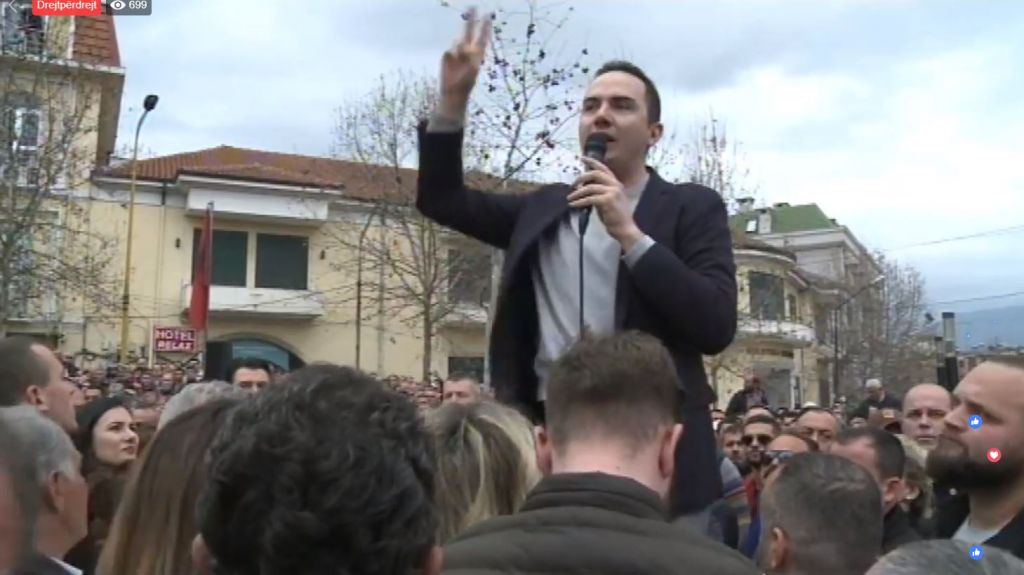 Ish-deputeti i mesazheve të qejfit në parlament u premton militantëve të PD dhe LSI: Ne do të rrëzojmë Ramën dhe do ta bëjmë Shqipërinë si Europa Ish-deputeti i mesazheve të qejfit në parlament u premton militantëve të PD dhe LSI: Ne do të rrëzojmë Ramën dhe do ta bëjmë Shqipërinë si Europa