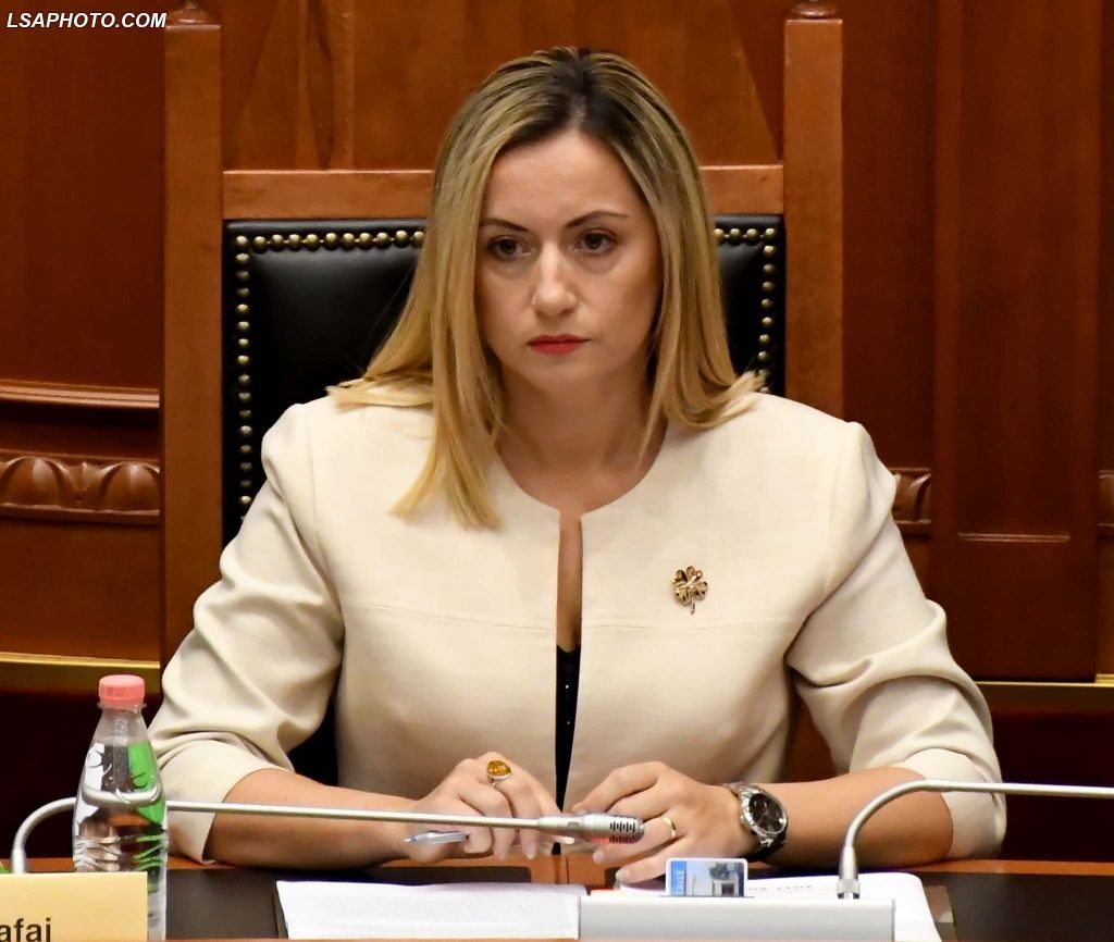 Juli Xhokaxhi me probleme mentale nga zhurma e “kazanit”! Sherr me Senida Mesin: Basha nuk flet për dhunë ne nuk e kemi dëgjuar kurrë! Juli Xhokaxhi me probleme mentale nga zhurma e “kazanit”! Sherr me Senida Mesin: Basha nuk flet për dhunë ne nuk e kemi dëgjuar kurrë!