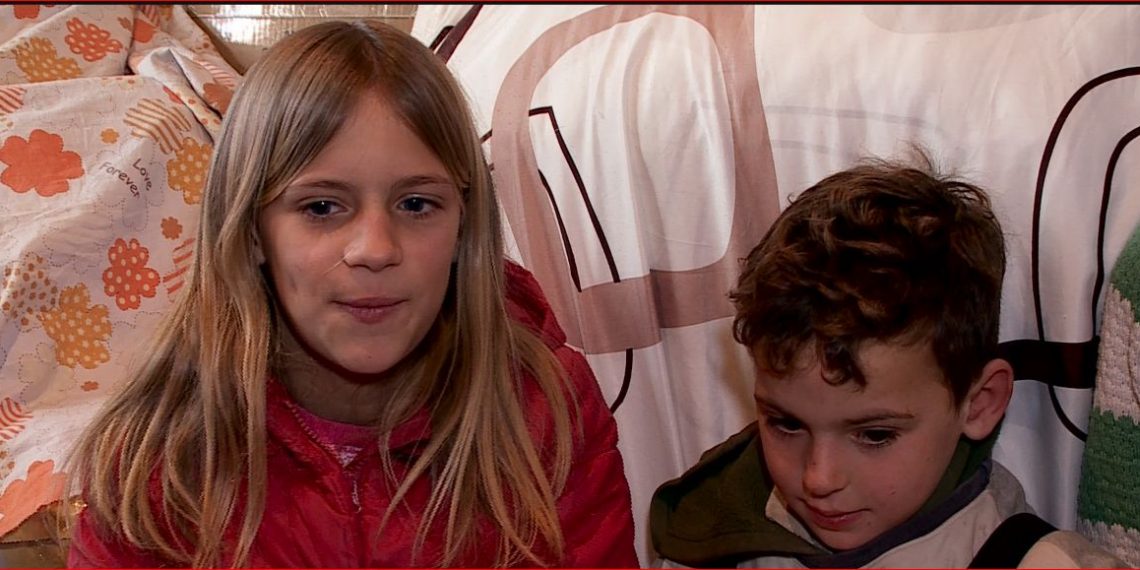 Padrejtësia pa fund e kësaj bote! Këta engjëj të bukur me dhjeta në mësime flenë përtokë me barkun bosh, e ndërsa shokët i fyejnë se janë të varfër (Video) Padrejtësia pa fund e kësaj bote! Këta engjëj të bukur me dhjeta në mësime flenë përtokë me barkun bosh, e ndërsa shokët i fyejnë se janë të varfër (Video)