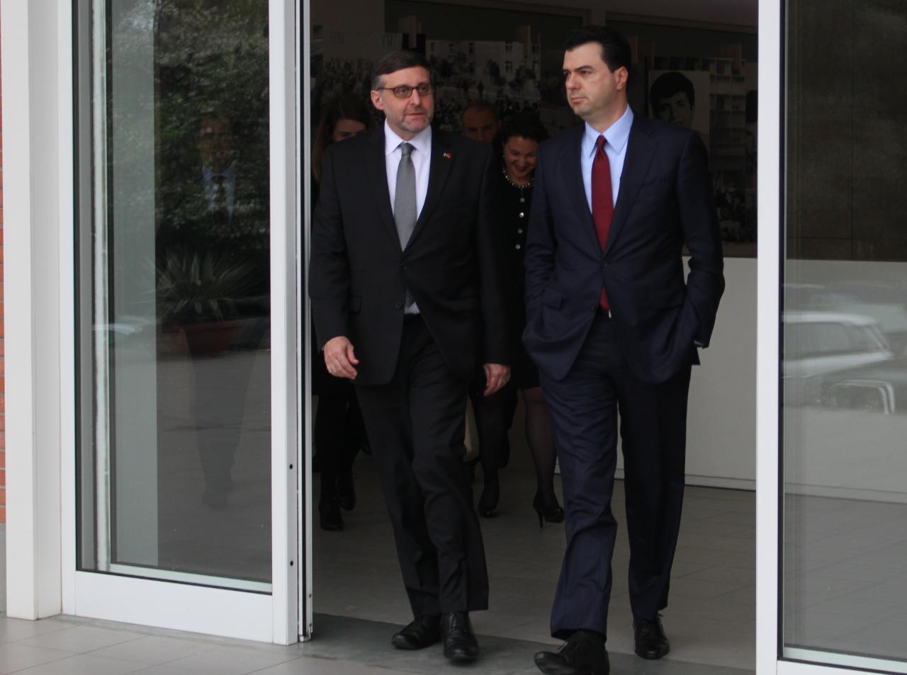 “Lakuriq me duar në xhepa”! Cullak, nga mendtë dhe nga rrobat… “Lakuriq me duar në xhepa”! Cullak, nga mendtë dhe nga rrobat…