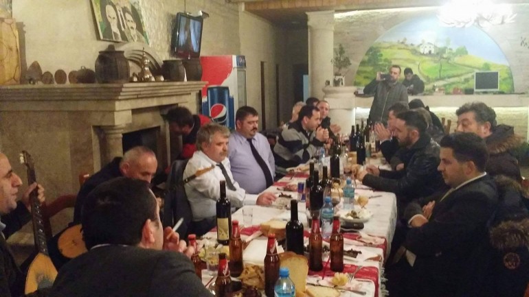 Festë me çifteli në shtëpinë e deputetit “tradhëtarë” të opozitës së re me politikanin dhe biznesmenin e majtë (Video) Festë me çifteli në shtëpinë e deputetit “tradhëtarë” të opozitës së re me politikanin dhe biznesmenin e majtë (Video)