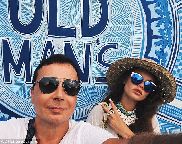 Të jesh e gruaja “adoleshente” e një manjati nafte Të jesh e gruaja “adoleshente” e një manjati nafte