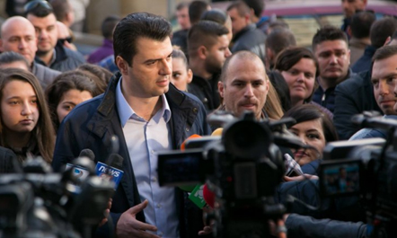 Protesta e dhunshme e opozitës, reagon ashpër Arian Galdini: Po mjaft de mjaft, pse talleni me njerëzit?!