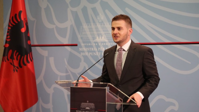 S’ndalet Gent Cakaj: “Zhvesh” biznesmenët diplomatë, ju heq targat diplomatike “konsujve të nderit” S’ndalet Gent Cakaj: “Zhvesh” biznesmenët diplomatë, ju heq targat diplomatike “konsujve të nderit”