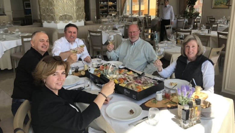 Ambasadori amerikan në Kroaci kalon fundjavën në Shqipëri, njihet me bukuritë dhe historinë Ambasadori amerikan në Kroaci kalon fundjavën në Shqipëri, njihet me bukuritë dhe historinë