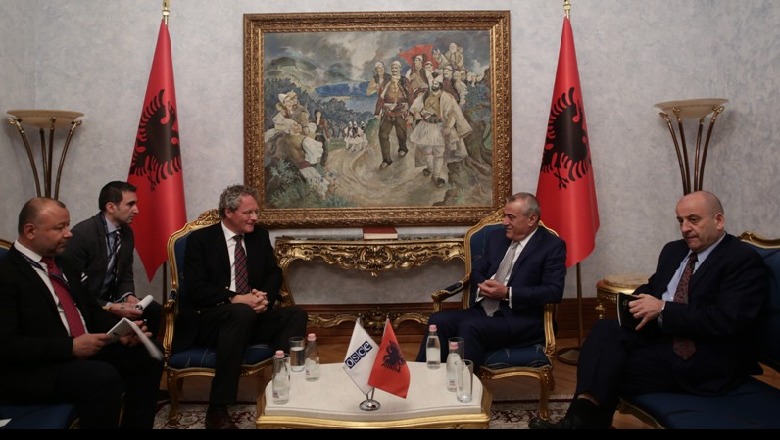 Ambasadori i OSBE-së i jep goditjen e fundit opozitarizmit të Bashës dhe Kryemadhit Ambasadori i OSBE-së i jep goditjen e fundit opozitarizmit të Bashës dhe Kryemadhit