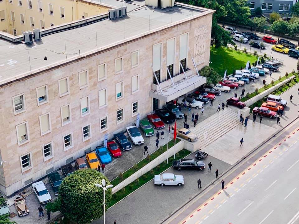 E keni parë si ka ndryshuar Kryeministria?! Sot duhet ta kishit vizituar patjetër! (Video) E keni parë si ka ndryshuar Kryeministria?! Sot duhet ta kishit vizituar patjetër! (Video)