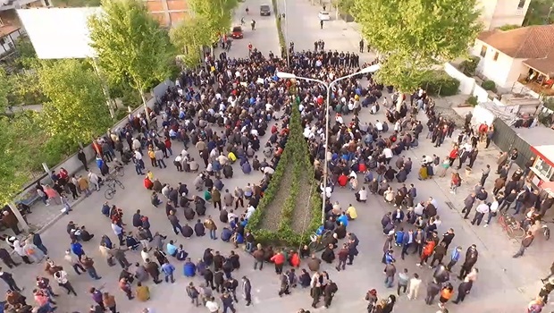 Pamje nga droni: Ja brigada e 100 kooperativistëve të Ballshit në bllokimin e rrugës së fierakve! Pamje nga droni: Ja brigada e 100 kooperativistëve të Ballshit në bllokimin e rrugës së fierakve!