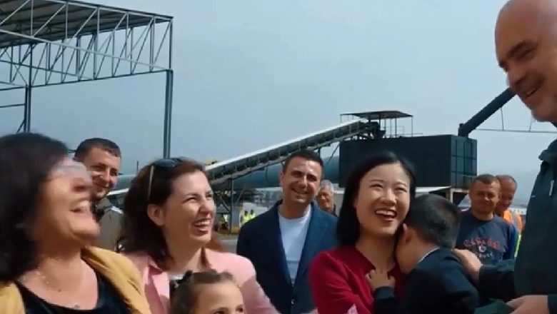 Rama vazhdon takimet në Elbasan Humor me gruan kineze të biznesmenit shqiptar: E kupton vjehrrën kur flet?! Rama vazhdon takimet në Elbasan Humor me gruan kineze të biznesmenit shqiptar: E kupton vjehrrën kur flet?!