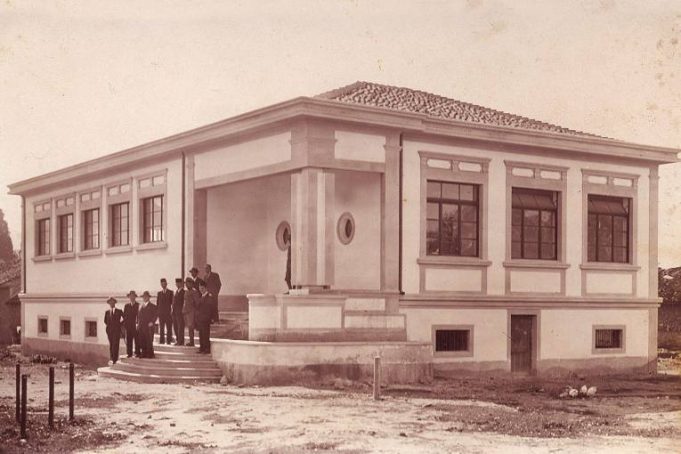 Njëherë e një kohë: Kur pasunarët shqiptarë investonin për biblioteka dhe jo vila e resorte Njëherë e një kohë: Kur pasunarët shqiptarë investonin për biblioteka dhe jo vila e resorte