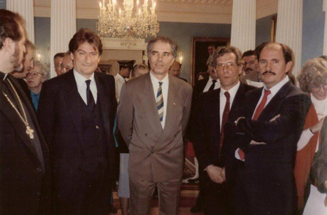 Elez Biberaj i “VOA-s” tregon fytyrën “alias” Sali Berisha: Rama, kryeministër i korruptuar, arrogant dhe uzurpues Elez Biberaj i “VOA-s” tregon fytyrën “alias” Sali Berisha: Rama, kryeministër i korruptuar, arrogant dhe uzurpues