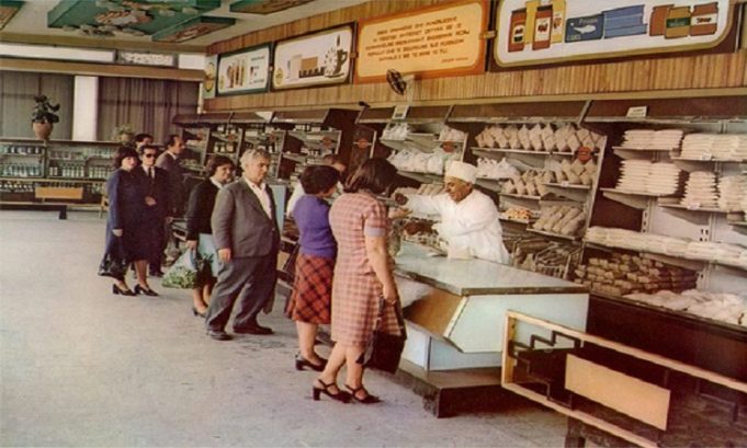 Kur bananet haheshin me lëvore dhe molla nuk qërohej…në vitet ’80! Kur bananet haheshin me lëvore dhe molla nuk qërohej…në vitet ’80!