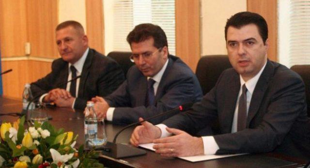 Si do të bllokohen zgjedhjet? Opozita zbardh skenarin, por gënjen militantët: Nuk do ketë komisioner partiak! Si do të bllokohen zgjedhjet? Opozita zbardh skenarin, por gënjen militantët: Nuk do ketë komisioner partiak!