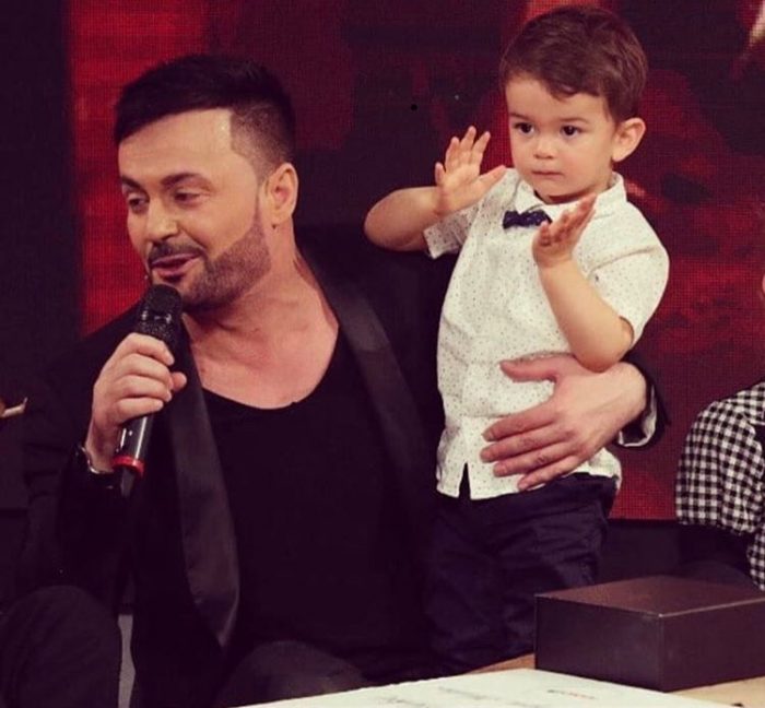 Djali i Sinan Hoxhës në gjurmët e të atit, video ku Ansi këndon këngën e tij Djali i Sinan Hoxhës në gjurmët e të atit, video ku Ansi këndon këngën e tij