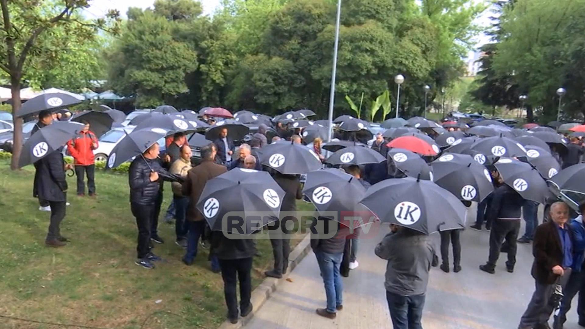 SHQUP-i prodhon çadra me mbishkrimin “Rama ik” për “lularët”, kurse “monarët” do qullen SHQUP-i prodhon çadra me mbishkrimin “Rama ik” për “lularët”, kurse “monarët” do qullen