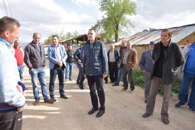 Ervin Salianji rrugëve për mbledhur “lular”, për të protestuar për modelin që do sjell PD-LSI… nëse nuk e mbajnë mend Ervin Salianji rrugëve për mbledhur “lular”, për të protestuar për modelin që do sjell PD-LSI… nëse nuk e mbajnë mend