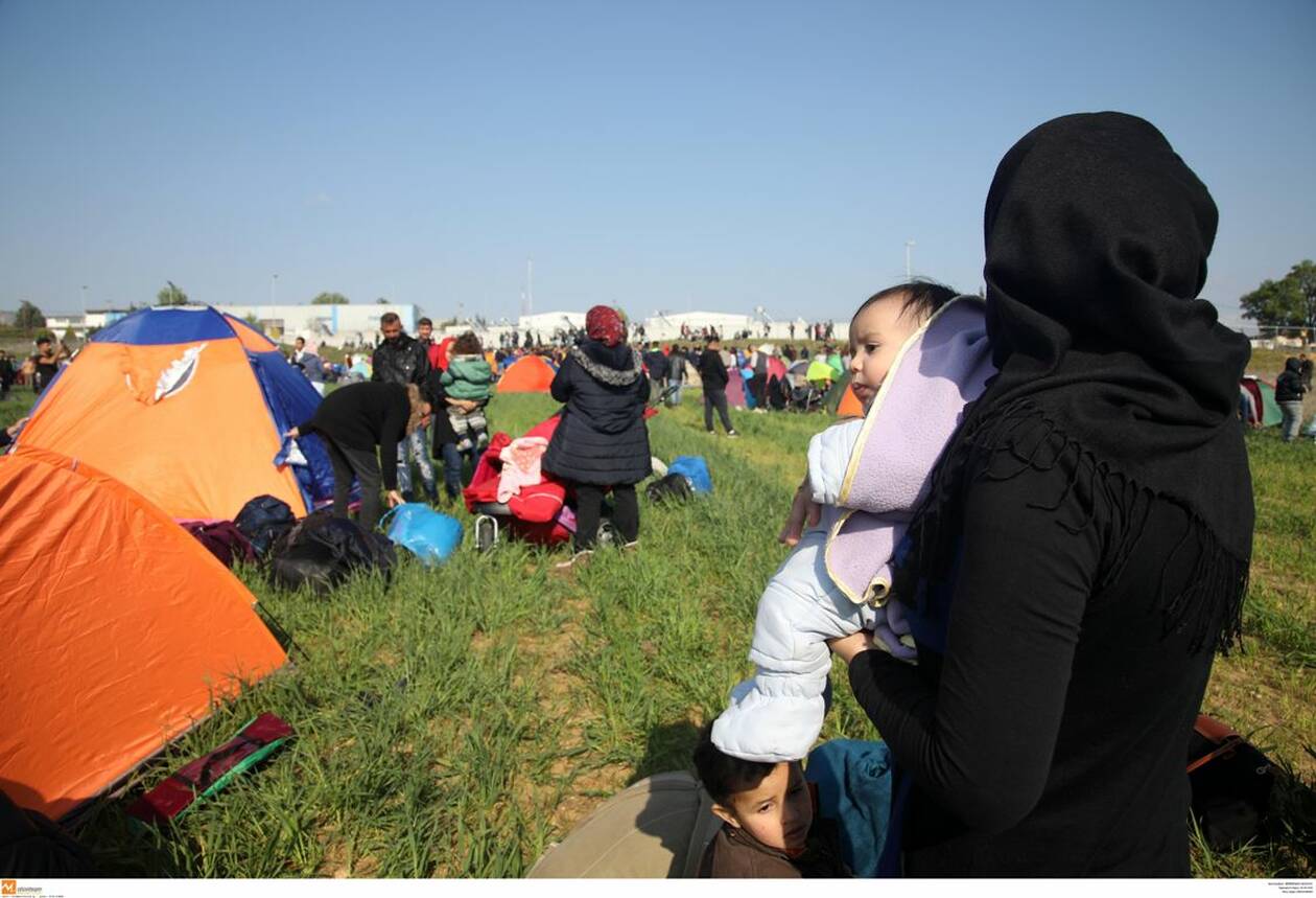 Refugjatët sirianë tentojnë të arratisen nga kampi Diavata në Greqi, shpërthejnë në dhunë ndaj policisë (Video) Refugjatët sirianë tentojnë të arratisen nga kampi Diavata në Greqi, shpërthejnë në dhunë ndaj policisë (Video)