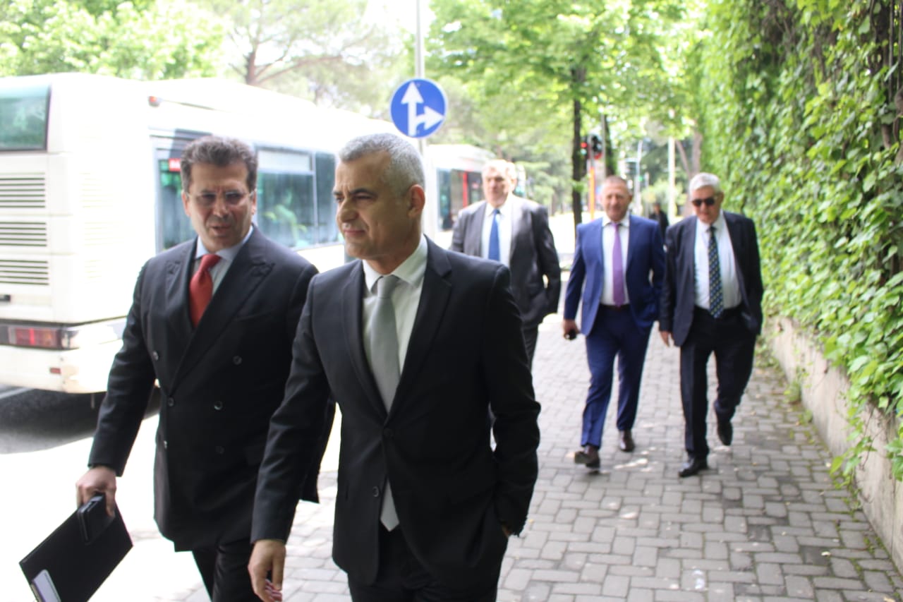 Përfundon takimi i aleatëve të Bashës me burrin e Kryemadhit, zbardhet kërkesa e parë idiote: Rama të na takoj si kryetar i PS jo si kryeministër!