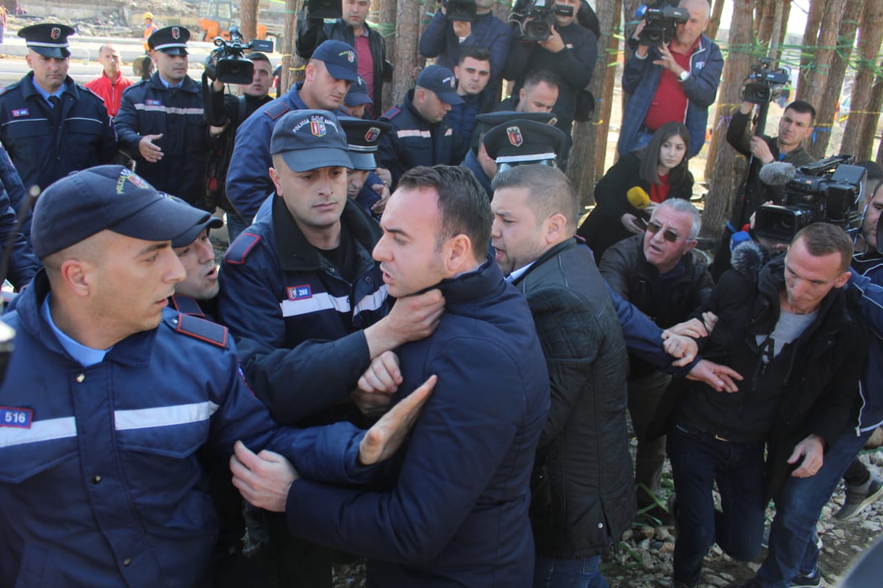 Dy “trimat” Balliu e Braimllari që nuk e dinë se kush janë: Përplasen me Policinë fizikisht dhe…vijnë në “vete” Dy “trimat” Balliu e Braimllari që nuk e dinë se kush janë: Përplasen me Policinë fizikisht dhe…vijnë në “vete”