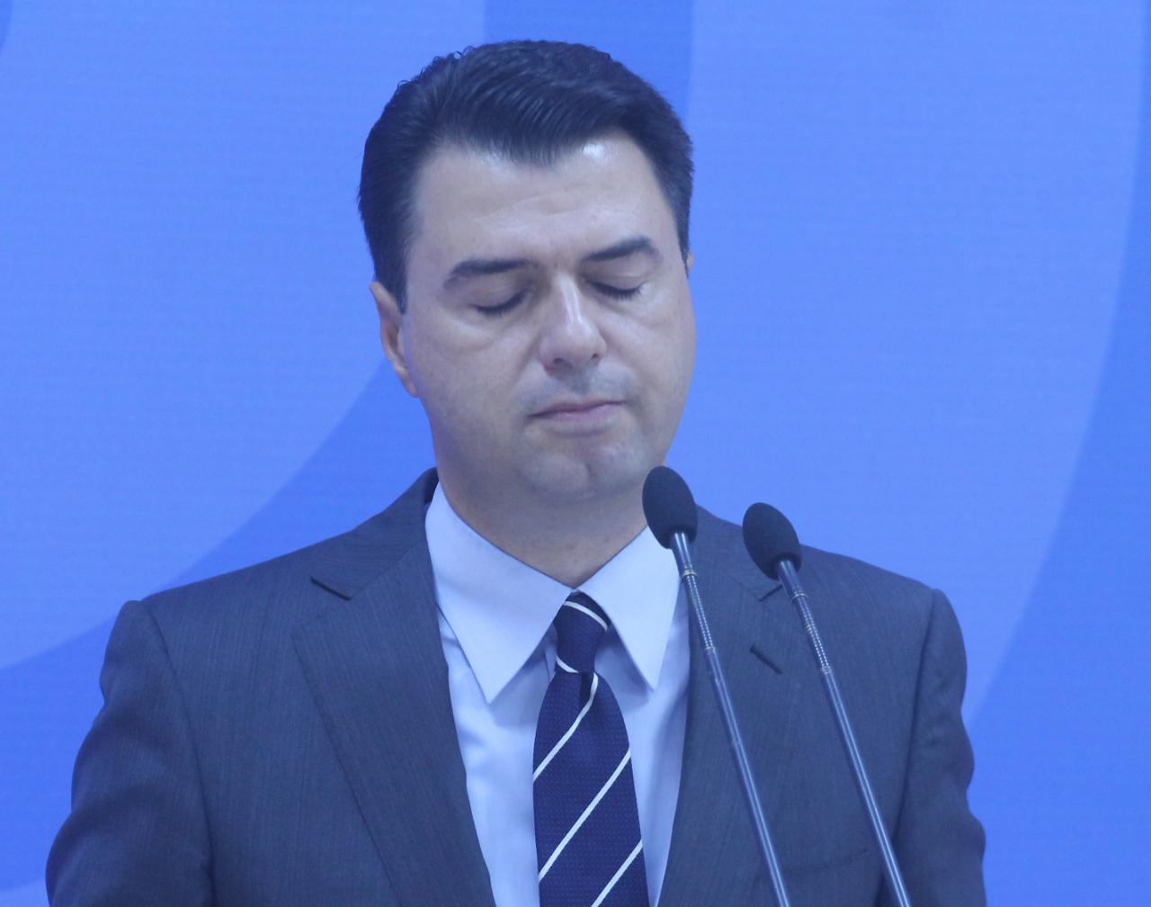 Basha si çdo herë para ritualit qesharak…si protestë tallet me Lularët: Më 11 Maj, çlirimi!