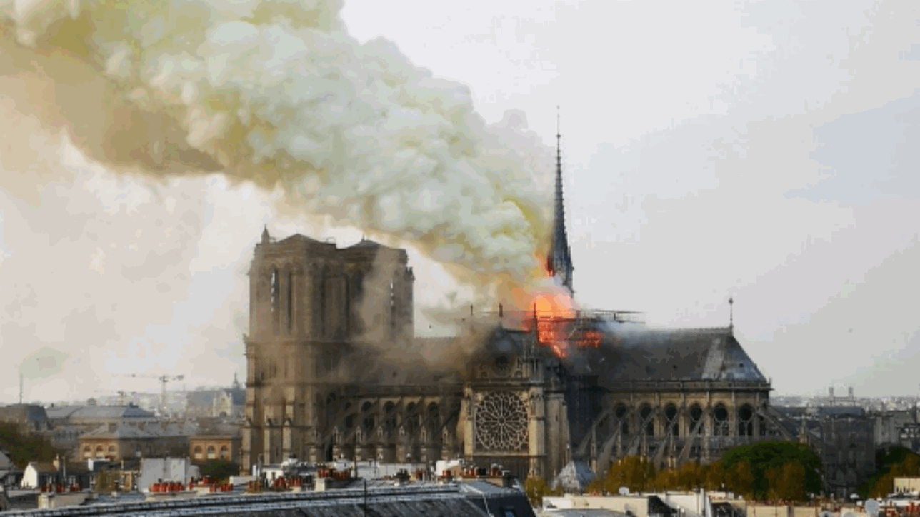 Paris, zjarri në katedralen e Notre-Dame, reagon Emmanuel Macron