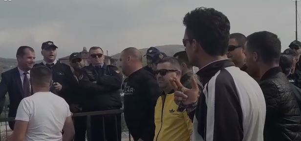 Përplasja në Elbasan: Boçi harron se është “ish deputet” dhe i fyen, policët e marrin zvarrë! (Video)