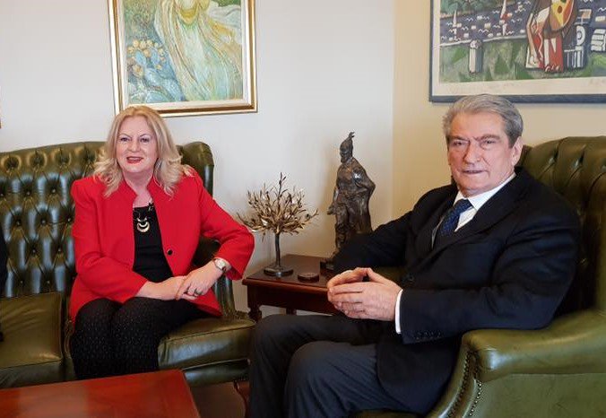 RTV Ora media që mbledh gjithë lehsit anti Ramë për tu “zbrazur”! Mbrëmë e kishte radhën Edita nga Kosova: Ja çfarë është Rama!