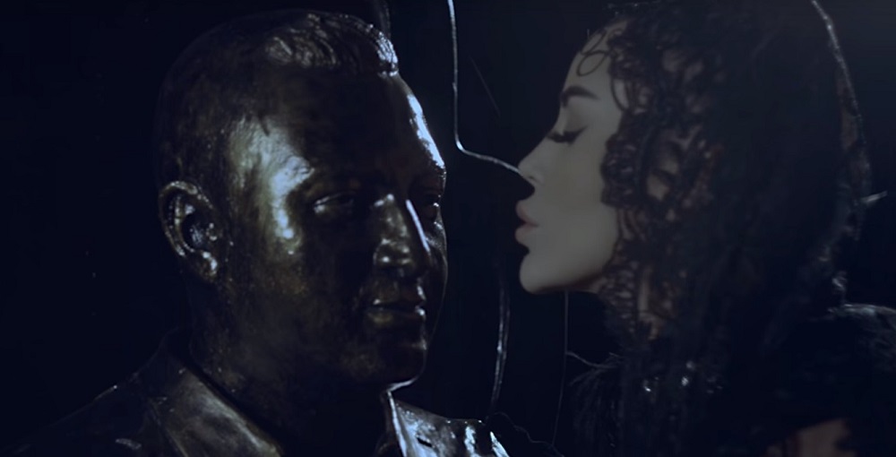 Fjolla Morina këngë rrëqethëse për të dashurin që u v.ra në atentat, i shkon tek varri dhe shfaq detajet e trishta (Video) Fjolla Morina këngë rrëqethëse për të dashurin që u v.ra në atentat, i shkon tek varri dhe shfaq detajet e trishta (Video)