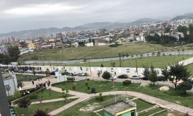 UBT tërhiqet nga pengimi i ndërtimit të shkollës në Kodër-Kamëz: Ta lëmë Veliajn të punojë UBT tërhiqet nga pengimi i ndërtimit të shkollës në Kodër-Kamëz: Ta lëmë Veliajn të punojë