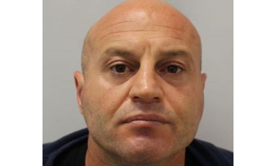 “Tony Montana” shqiptar ia hedhin çelësat në det: V.rau 5 shqiptarë dhe m.asakroi shokun me 120 goditje thike për një unazë “Tony Montana” shqiptar ia hedhin çelësat në det: V.rau 5 shqiptarë dhe m.asakroi shokun me 120 goditje thike për një unazë