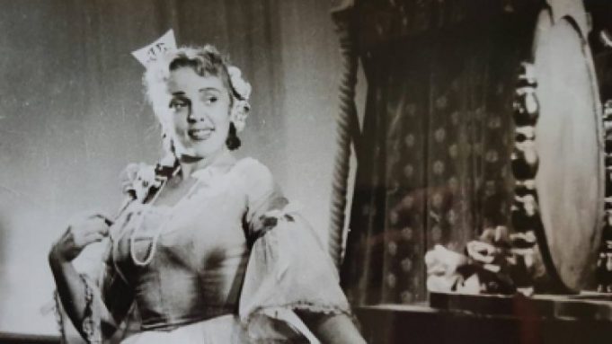 Portreti i të famshmes sopranos ruse Nina Mula që jetoj dhe v.diq si shqiptare Portreti i të famshmes sopranos ruse Nina Mula që jetoj dhe v.diq si shqiptare