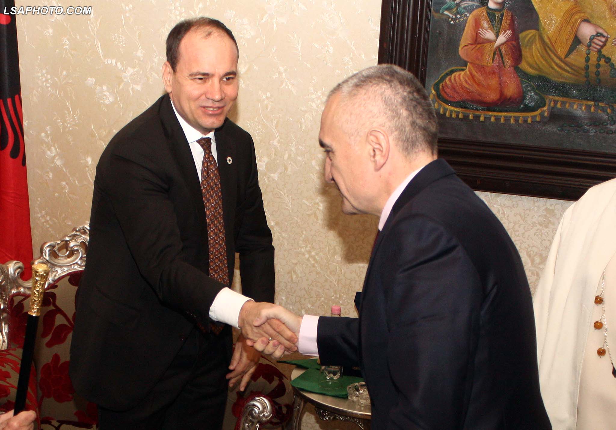 Skandale që as Nishani nuk i bënte: Likja kërcënon me l.uftë civile, nëse Rama nuk bën kompromis me Monikën dhe Lulin Skandale që as Nishani nuk i bënte: Likja kërcënon me l.uftë civile, nëse Rama nuk bën kompromis me Monikën dhe Lulin