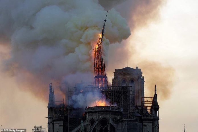 Në ditën e parë të Javës së  Shenjtë bota mban frymën për Notre Dame: Asgjë s’mbetet!