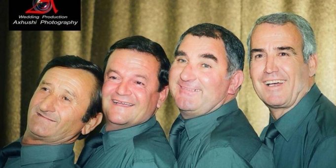 “Si mbijetuam?!” Rrefime nga jeta artistike e humoristëve të paarritshëm vlonjatë “Si mbijetuam?!” Rrefime nga jeta artistike e humoristëve të paarritshëm vlonjatë