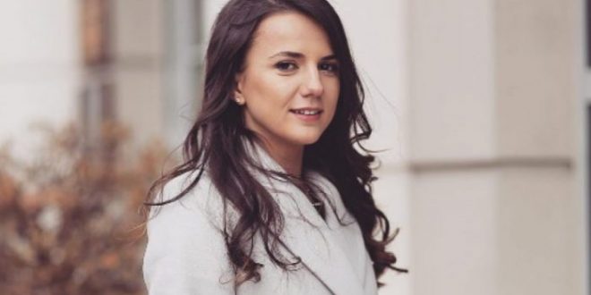 Rudina Hajdari fotografohet në aeroport nën shoqërinë e disa zyrtarëve të PS-së Rudina Hajdari fotografohet në aeroport nën shoqërinë e disa zyrtarëve të PS-së