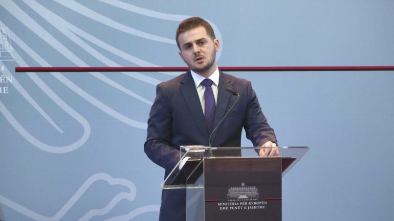 Pas targave, Cakaj merr një tjetër vendim: Dorëzoni pasaportat diplomatike Pas targave, Cakaj merr një tjetër vendim: Dorëzoni pasaportat diplomatike