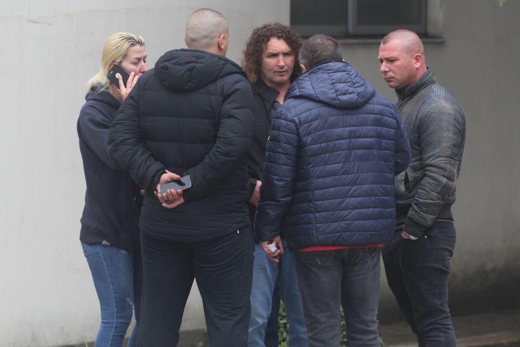 Vëllai i Admir Murataj: Kush janë shokët, ata që e lanë në rrugë? U tha se Admiri ishte organizatori, por organizatori nuk v.ritet Vëllai i Admir Murataj: Kush janë shokët, ata që e lanë në rrugë? U tha se Admiri ishte organizatori, por organizatori nuk v.ritet