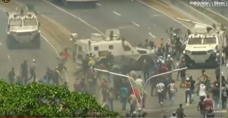 Pamje shokuese nga Venezuela,makina e ushtrisë shtyp protestuesit