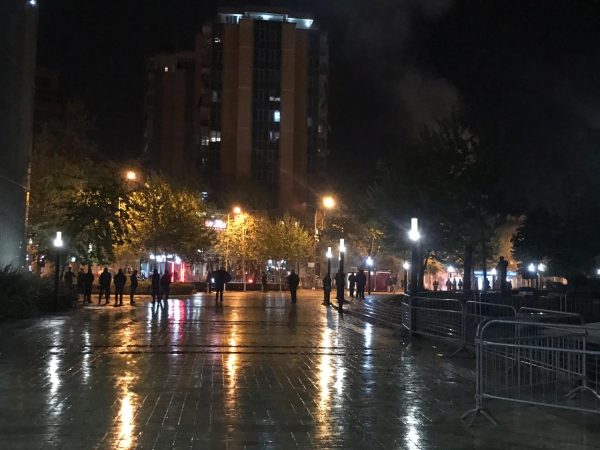 VIDEO/Tension e përplasje në protestë, 20 të shoqëruar nga Policia VIDEO/Tension e përplasje në protestë, 20 të shoqëruar nga Policia
