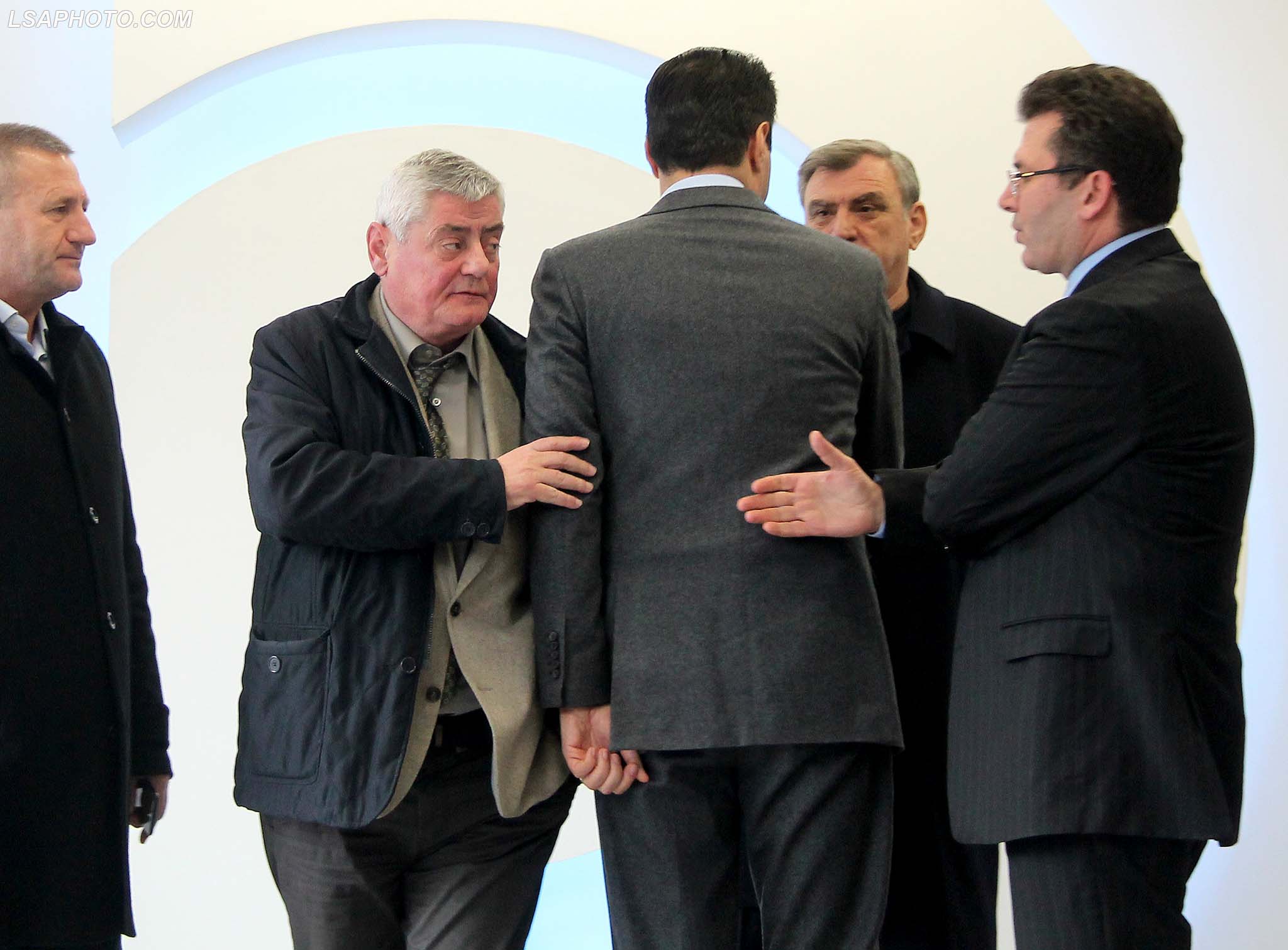 Nisin tentativat të bindin aleatët të braktisin Bashën e Monin: BE-SHBA gati të shkrijnë PD-LSI Nisin tentativat të bindin aleatët të braktisin Bashën e Monin: BE-SHBA gati të shkrijnë PD-LSI