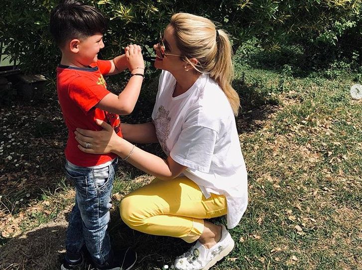 FOTO/ Taramelja premtimi u mbajt… Alketa Vejsiu tregon për herë të parë arsyen prekëse FOTO/ Taramelja premtimi u mbajt… Alketa Vejsiu tregon për herë të parë arsyen prekëse