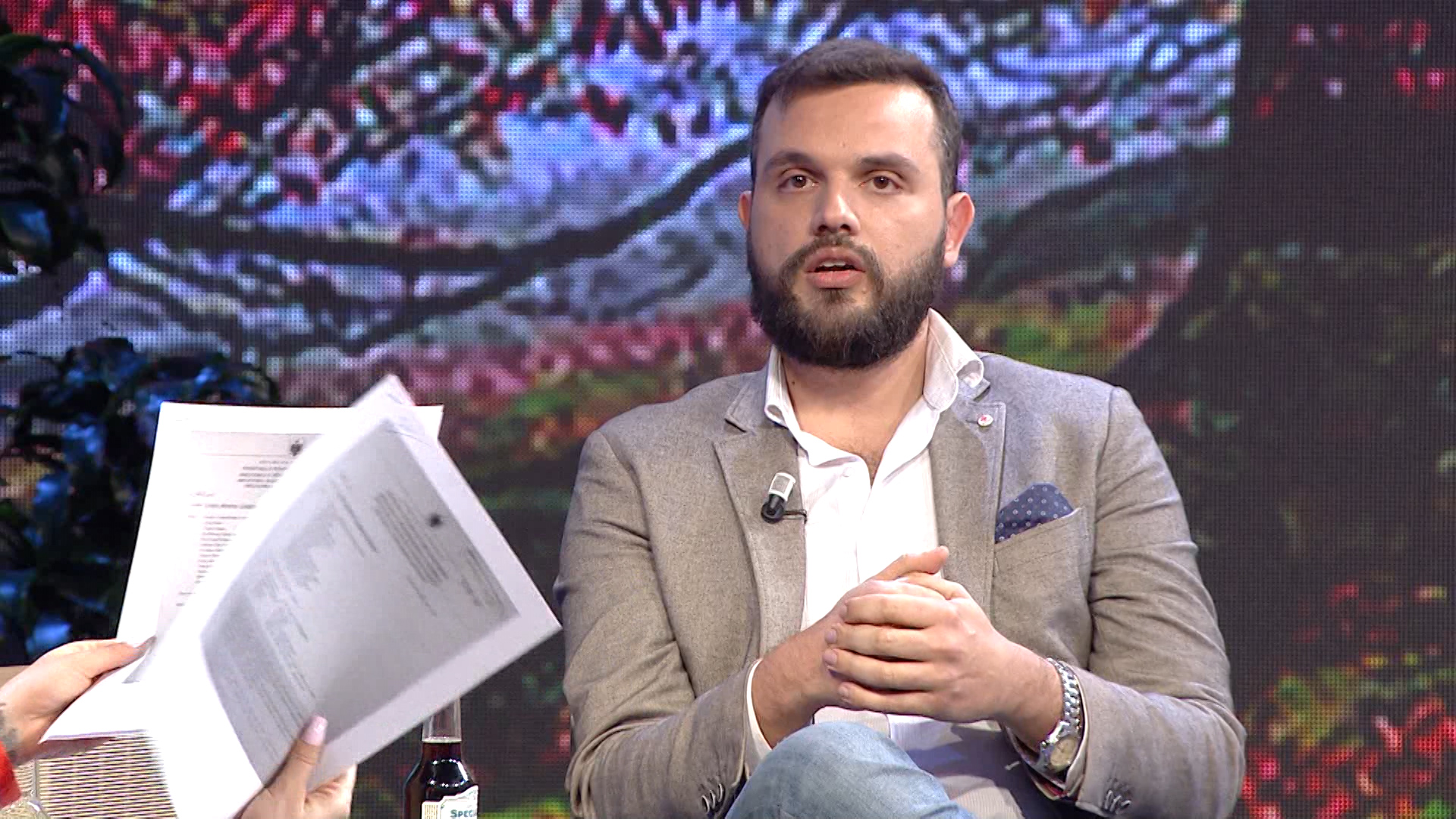 E gjobitën me 40 milionë lekë, moderatori i njohur shqiptar nxjerr prapaskenat e rënda: Lufta ime ndaj një fantazme! E gjobitën me 40 milionë lekë, moderatori i njohur shqiptar nxjerr prapaskenat e rënda: Lufta ime ndaj një fantazme!