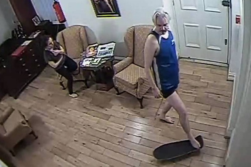 VIDEO/ Brenda dhomës ku jetonte njeriu që tronditi botën VIDEO/ Brenda dhomës ku jetonte njeriu që tronditi botën