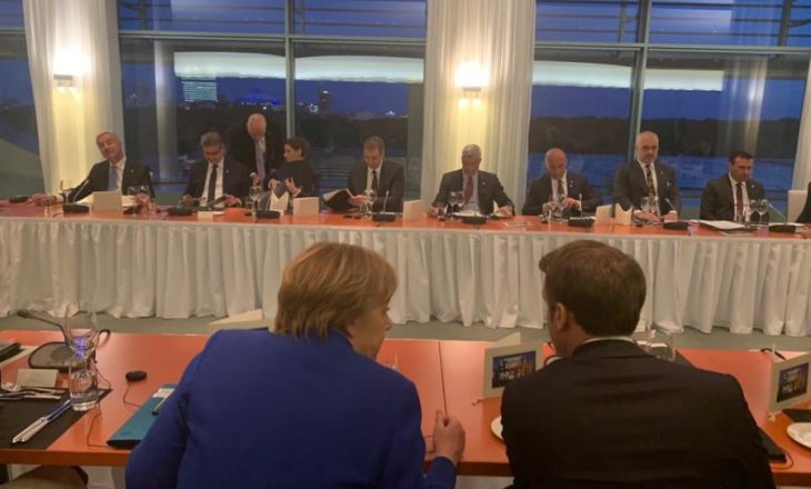 Thaçi ideklarat pas darkës në Berlin, për kufijtë dhe asiociacionin Thaçi ideklarat pas darkës në Berlin, për kufijtë dhe asiociacionin